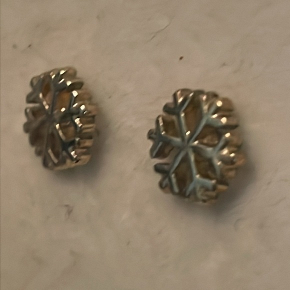 0.5” mixed metal gold & silver tone snowflake shaped stud earrings - Picture 6 of 11